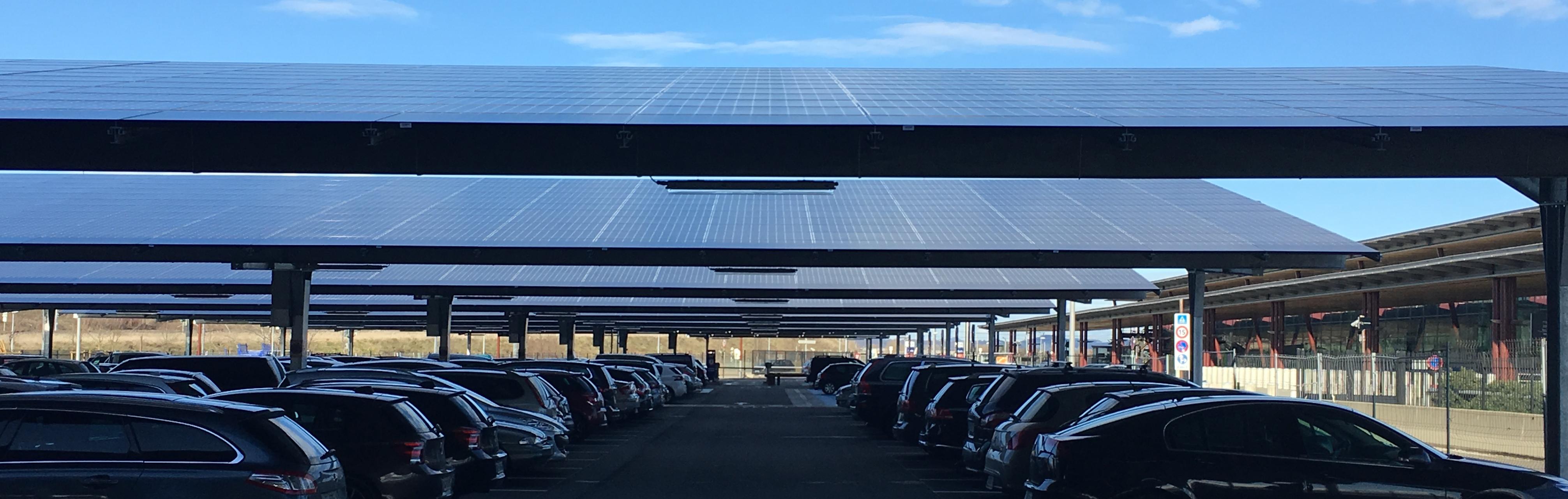Abris solaires sur parking pour usagers